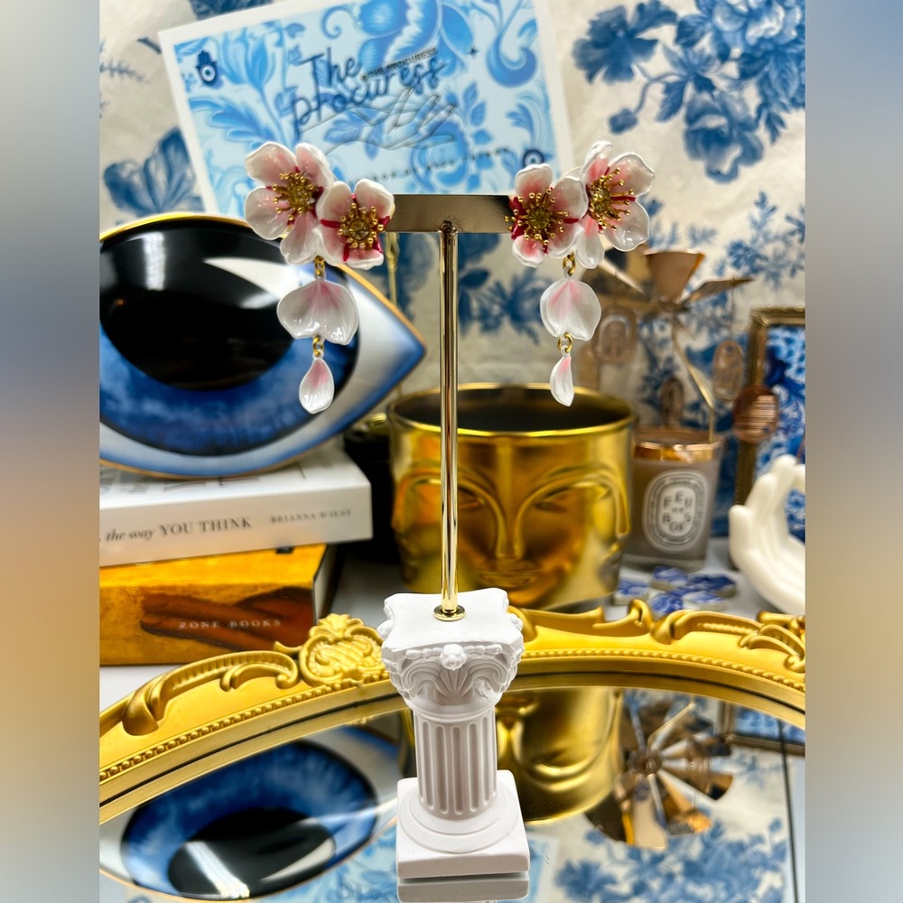 🆕 LES NEREIDES 🧿 NWOT White Cherry Blossom Dangling Earring - Picture 3 of 17